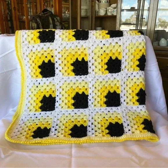 Vintage 1970s/80s Handknit Throw Blanket - Picture 2 of 3